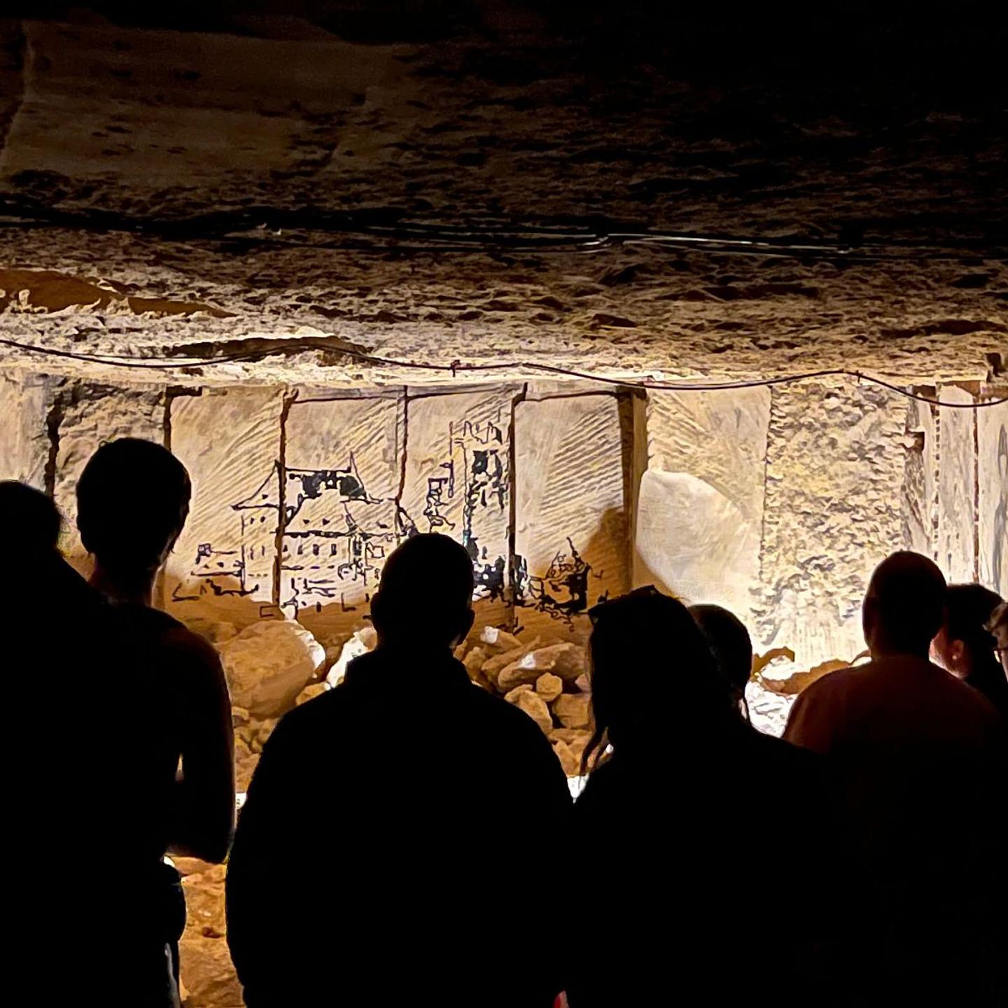 groeps bezoek in de grotten van Valkenburg